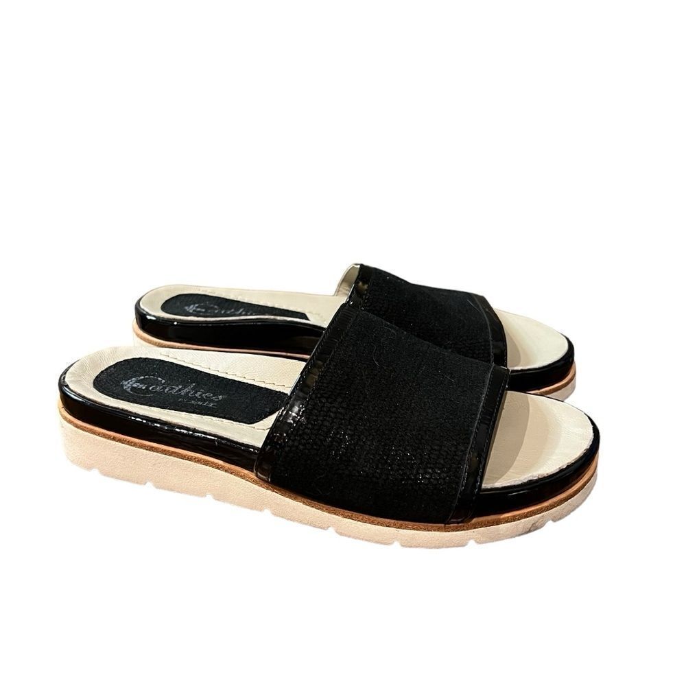 Earthie by earth leather upper slide sandals. Size 6